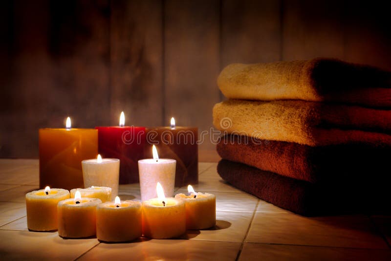 Aromatherapy ręczniki w wieczór zdroju i świeczki obrazy royalty free Aromatherapy ręczniki w wieczór zdroju i świeczki obrazy royalty free