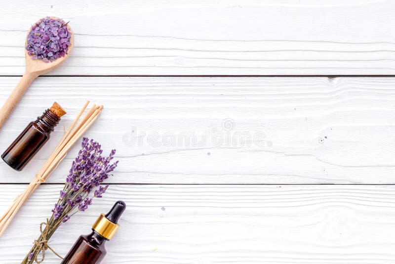 Aromatherapy voor ontspant concept Lavendeltak, kuuroordzout en olie op witte houten hoogste mening als achtergrond copyspace stock foto's Aromatherapy voor ontspant concept Lavendeltak, kuuroordzout en olie op witte houten hoogste mening als achtergrond copyspace stock foto's