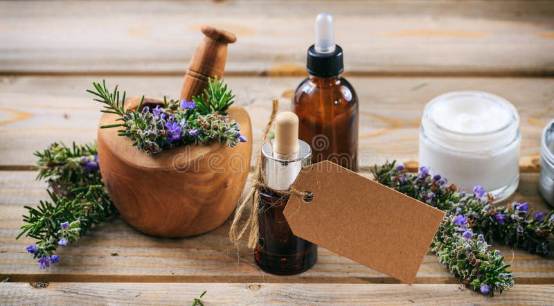 Aromatherapy δεντρολίβανο Ουσιαστικό πετρέλαιο και καλλυντικά, κενή ετικέττα, έμβλημα Ξύλινο επιτραπέζιο υπόβαθρο στοκ φωτογραφία με δικαίωμα ελεύθερης χρήσης