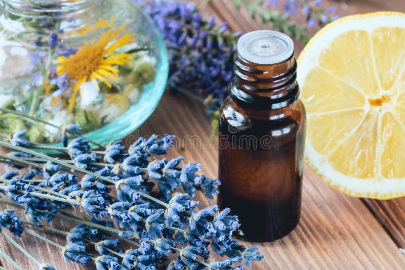 Aromatherapy με τα ουσιαστικά πετρέλαια από lavender και τα εσπεριδοειδή για τη χρήση στη SPA με το μασάζ στοκ εικόνες με δικαίωμα ελεύθερης χρήσης