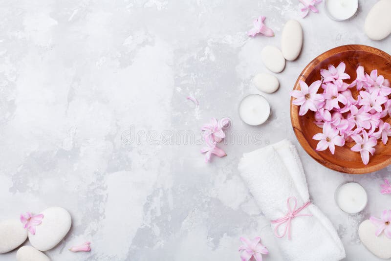 Aromatherapy, ομορφιά, υπόβαθρο SPA με το χαλίκι μασάζ, αρωματισμένα νερό λουλουδιών και κεριά στην άποψη επιτραπέζιων κορυφών πε στοκ εικόνα με δικαίωμα ελεύθερης χρήσης