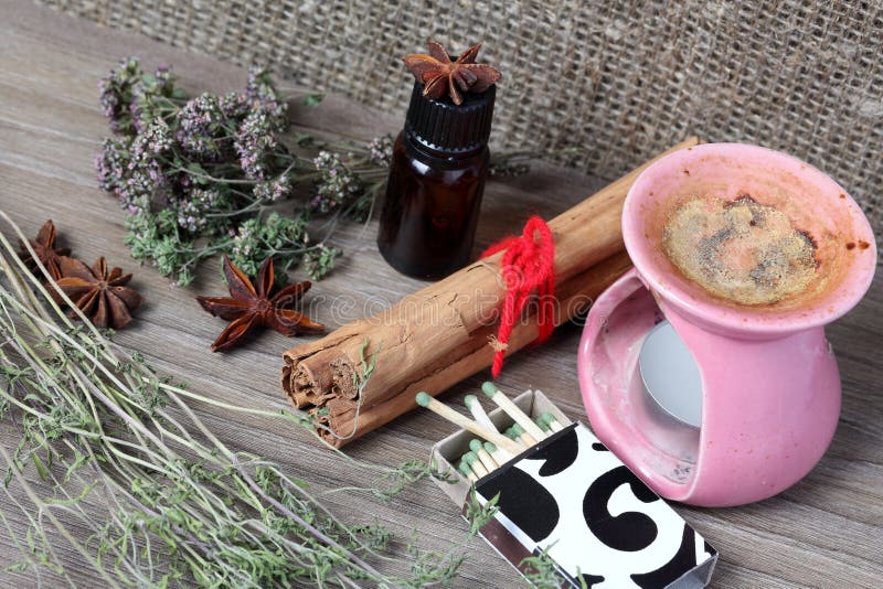 Aromatherapylampa med stearinljus och tillbehör Olja i en flaska och matcher royaltyfria foton Aromatherapylampa med stearinljus och tillbehör Olja i en flaska och matcher royaltyfria foton