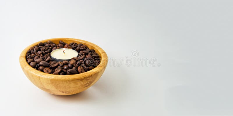 Aromatisch kaarslicht in een houten kop met coffebonen voor de kaart van Kerstmiswensen en aromatherapy kuuroordconcept stock afbeeldingen Aromatisch kaarslicht in een houten kop met coffebonen voor de kaart van Kerstmiswensen en aromatherapy kuuroordconcept stock afbeeldingen