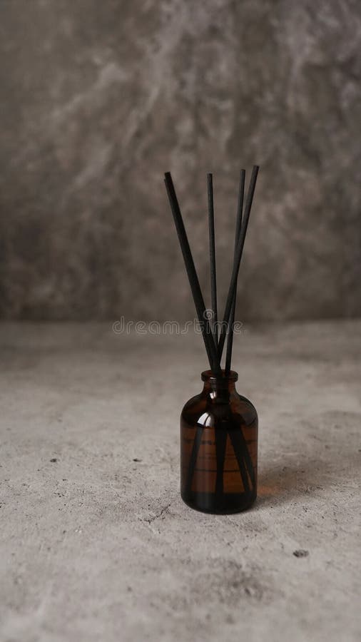 Aromatische Reed-Diffusor-Flasche Mit Schwarzen Sticks Auf Dunklem  Marmorboden Stockfoto - Bild von gerüche, glas: 263731698