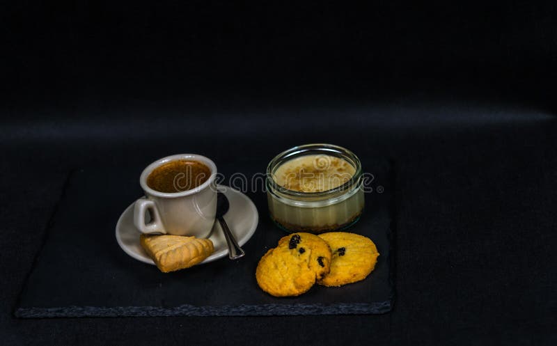 Aromatischer schwarzer Kaffee in einer Schale von sahnigem, von Süßspeise und von zwei stockfotos Aromatischer schwarzer Kaffee in einer Schale von sahnigem, von Süßspeise und von zwei stockfotos