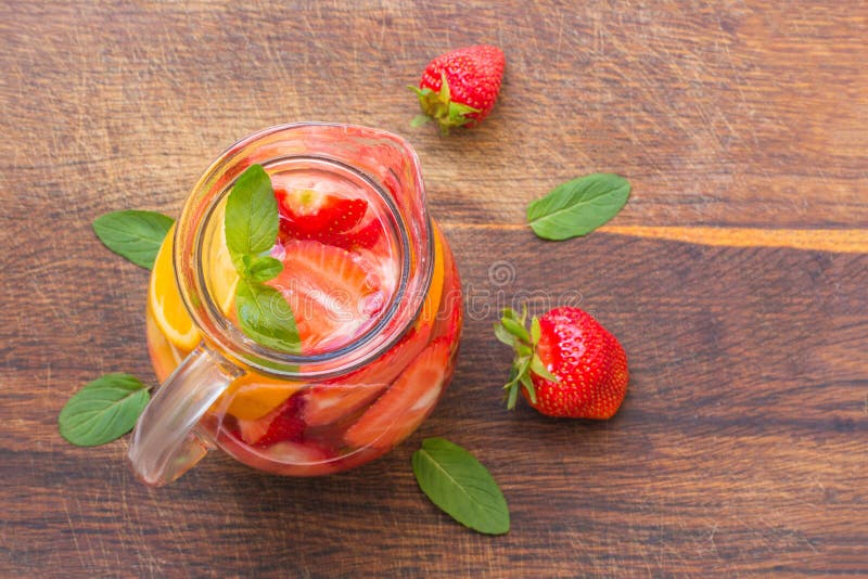 Aromatisiertes Wasser Mit Frischen Erdbeeren Mit Orangen Und Minze in ...