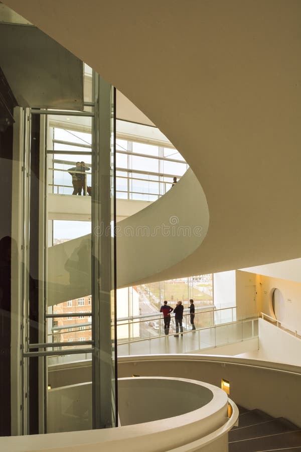 Aros muzeum sztuki - wnętrze ślimakowaty schody