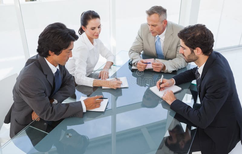 around business businessman camera desk having leaning looking meeting others sitting smiling team στοκ φωτογραφία με δικαίωμα ελεύθερης χρήσης around business businessman camera desk having leaning looking meeting others sitting smiling team στοκ φωτογραφία με δικαίωμα ελεύθερης χρήσης