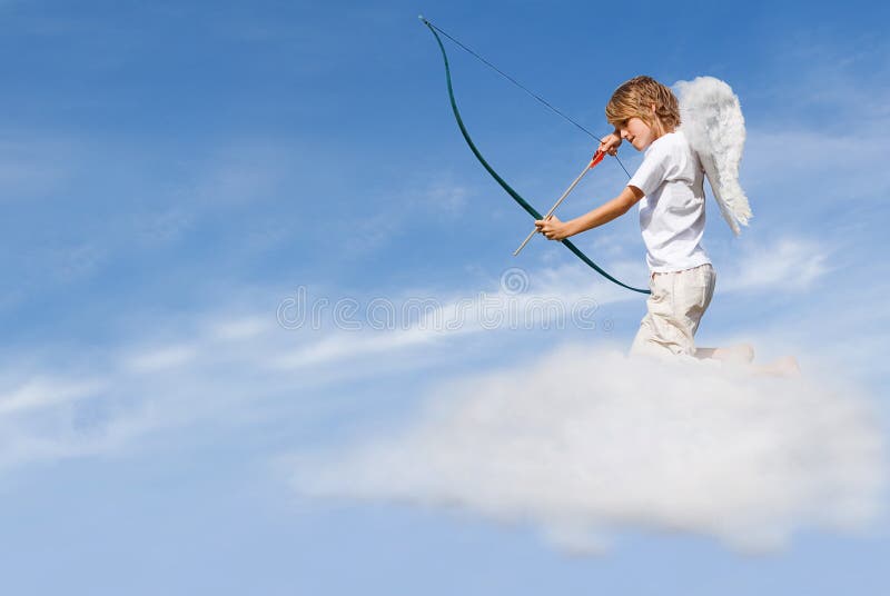 Arqueamiento y flecha de la despedida del Cupid Arqueamiento y flecha de la despedida del Cupid