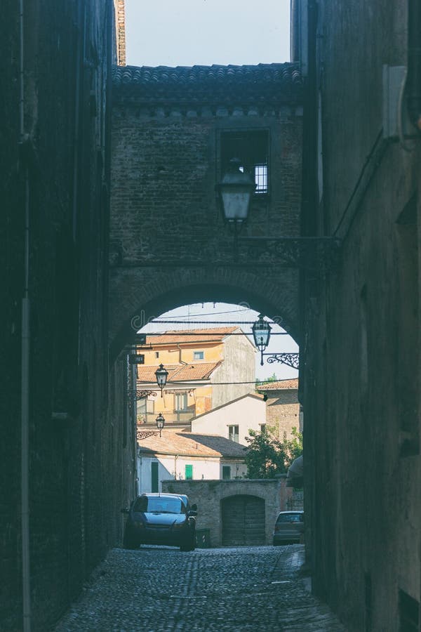 fachadas escuras de casas na rua estreita em roma 12256485 Foto de stock no  Vecteezy