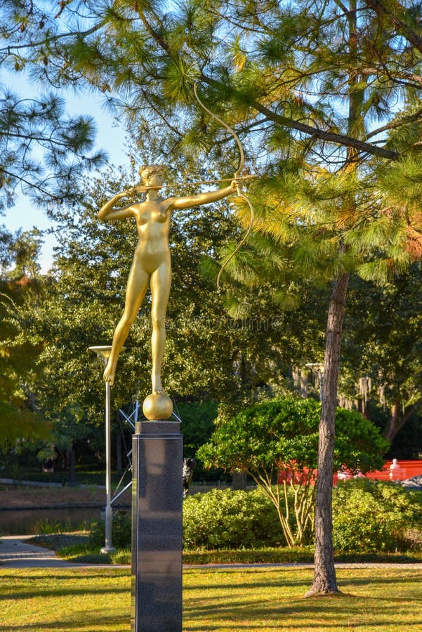 Arqueiro dourado o jardim da escultura no museu de arte de Nova Orleães (NOMA