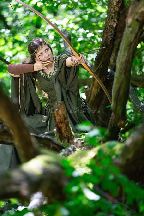 Arquero elfo con un arco imagenes de archivo