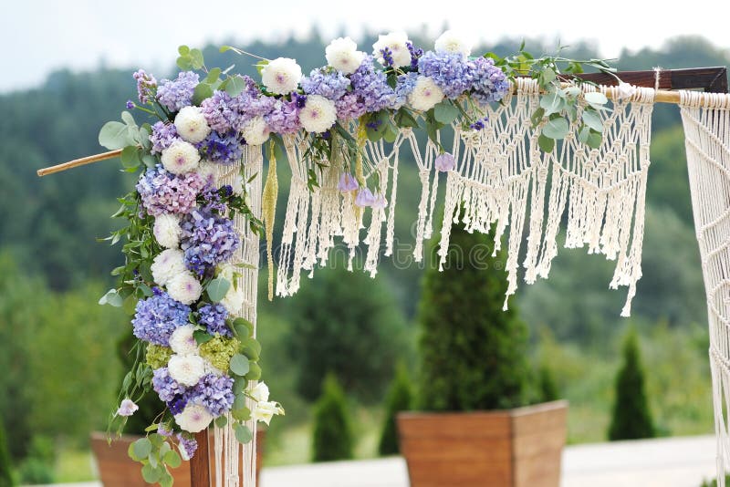 Arquez pour la c?r?monie de mariage, d?cor? du tissu et des fleurs image libre de droits Arquez pour la c?r?monie de mariage, d?cor? du tissu et des fleurs image libre de droits