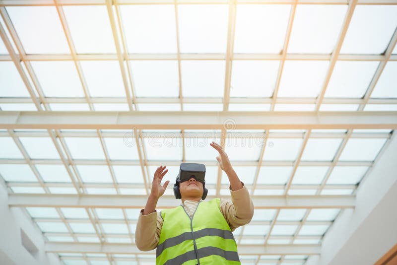 Arquitecta femenina que usa vr fotografía de archivo libre de regalías