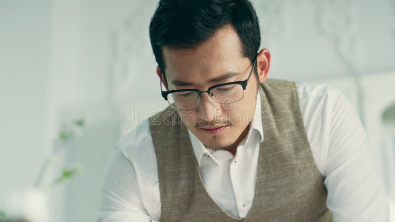 Arquitecto asiático que trabaja en un bosquejo almacen de video