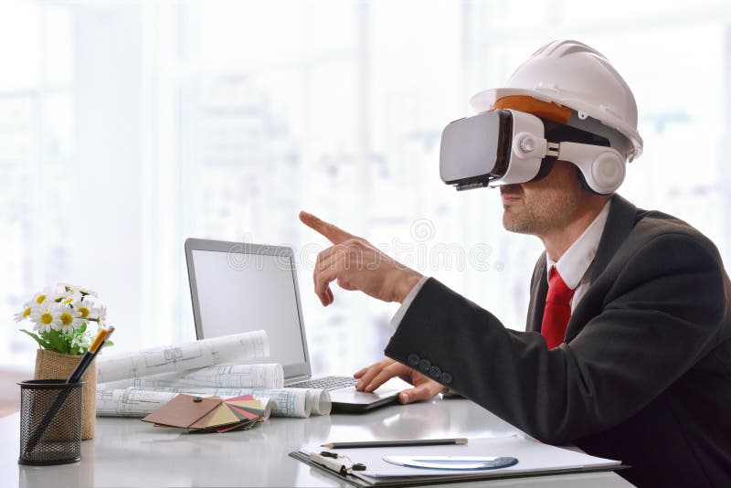 Arquitecto que visualiza el contenido 3d en vidrios de la realidad virtual en o. Arquitecto que visualiza el contenido 3d en vidrios de la realidad virtual en la oficina Composición horizontal