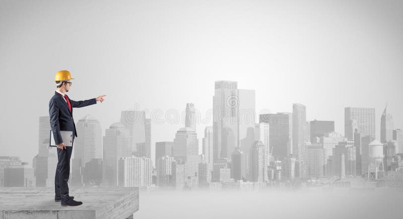 Arquitecto sobre un laberinto y sosteniendo un plan