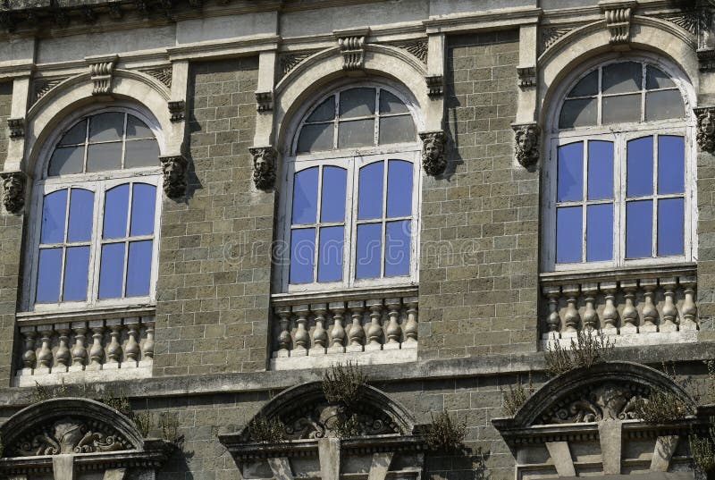 Arquitectura: Ciérrese para arriba de Windows arqueado redondo con el cristal foto de archivo libre de regalías Arquitectura: Ciérrese para arriba de Windows arqueado redondo con el cristal foto de archivo libre de regalías