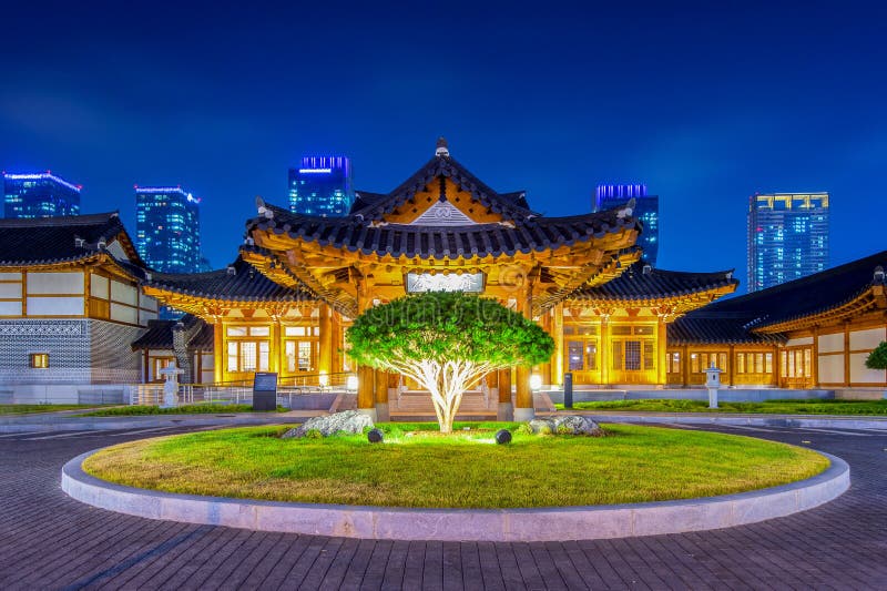 Arquitectura coreana tradicional del estilo en la noche en Corea imagen de archivo