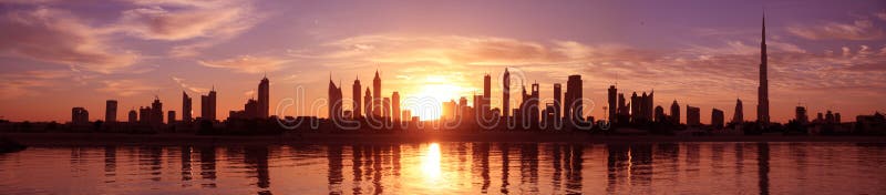Arquitectura da cidade Dubai, nascer do sol imagens de stock royalty free Arquitectura da cidade Dubai, nascer do sol imagens de stock royalty free