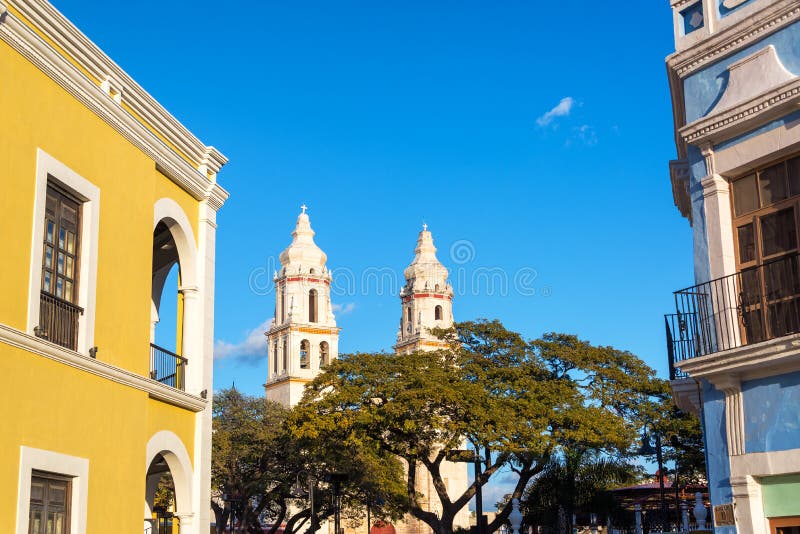 Arquitectura de la catedral y del Colonial imagen de archivo libre de regalías