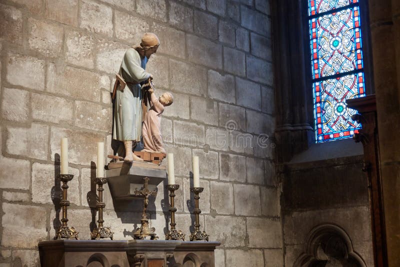 Arquitectura dentro del Notre Dame Cathedral La figura de Jesús imagenes de archivo Arquitectura dentro del Notre Dame Cathedral La figura de Jesús imagenes de archivo