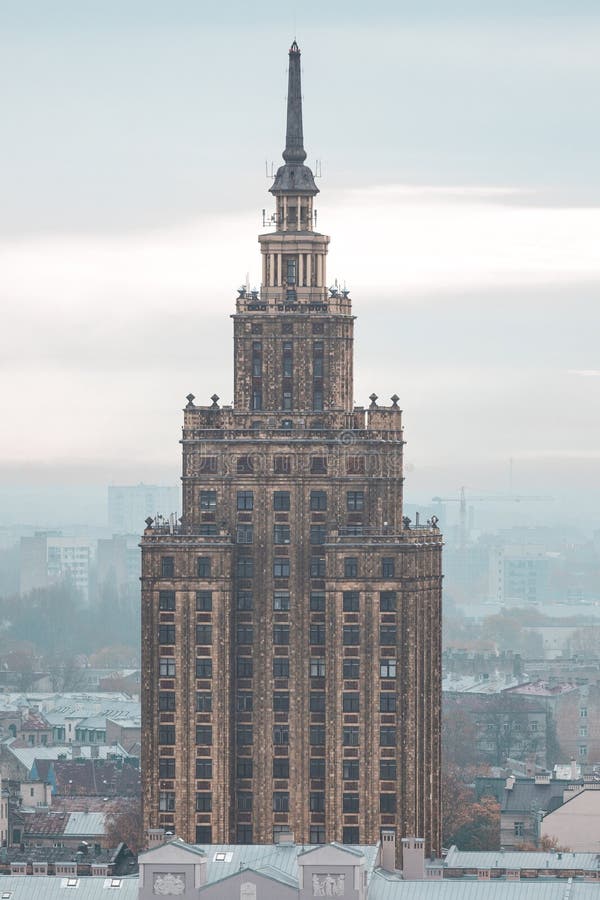 Arquitectura estalinista brutal en Foggy Riga Letonia fotografía de archivo