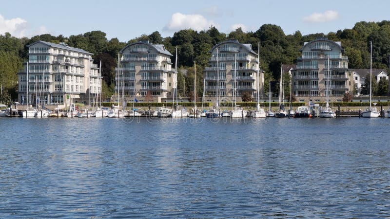 Arquitectura Moderna En La Costa Imagen de archivo - Imagen de costa