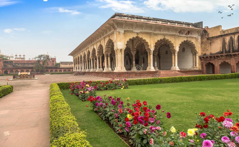 Arquitectura real antigua de agra fort con patio y jardín en agra india fotos de archivo