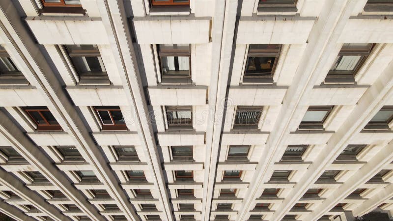 Arquitectura urbana : muchas ventanas de un edificio. movimiento lento