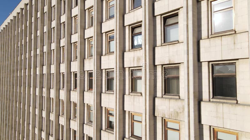 Arquitectura urbana : muchas ventanas de un edificio. movimiento lento