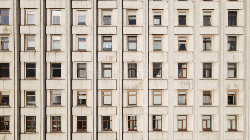 Arquitectura urbana : muchas ventanas de un edificio. movimiento lento