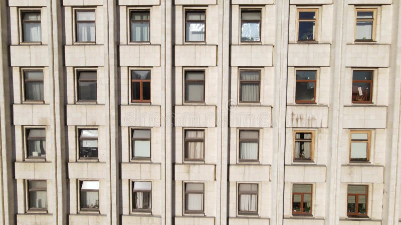 Arquitectura urbana : muchas ventanas de un edificio. movimiento lento