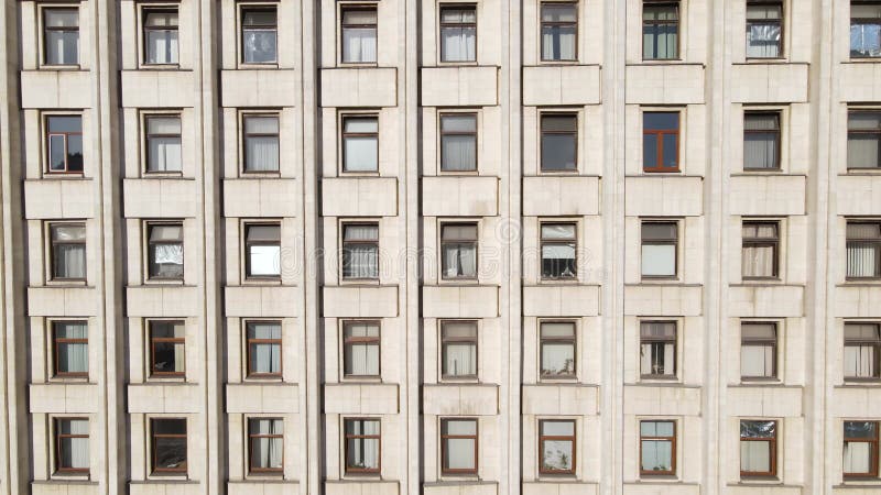 Arquitectura urbana : muchas ventanas de un edificio. movimiento lento