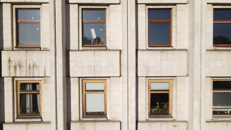 Arquitectura urbana : muchas ventanas de un edificio. movimiento lento