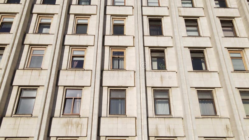 Arquitectura urbana : muchas ventanas de un edificio. movimiento lento