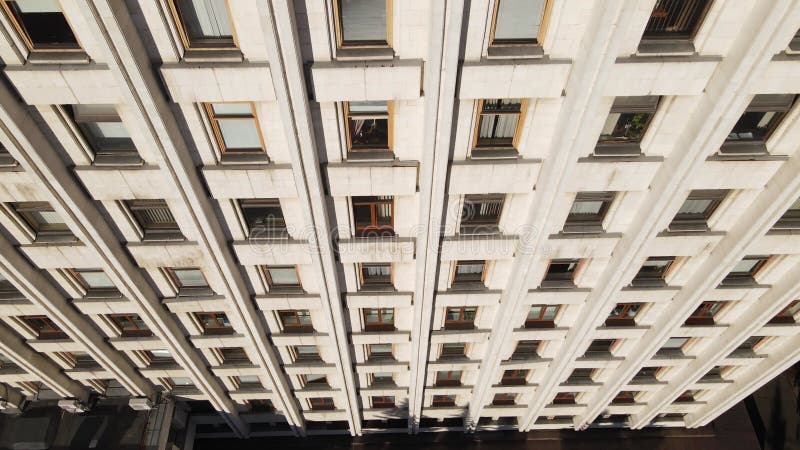 Arquitectura urbana : muchas ventanas de un edificio. movimiento lento