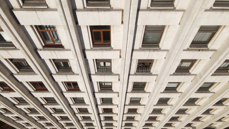 Arquitectura urbana : muchas ventanas de un edificio. movimiento lento