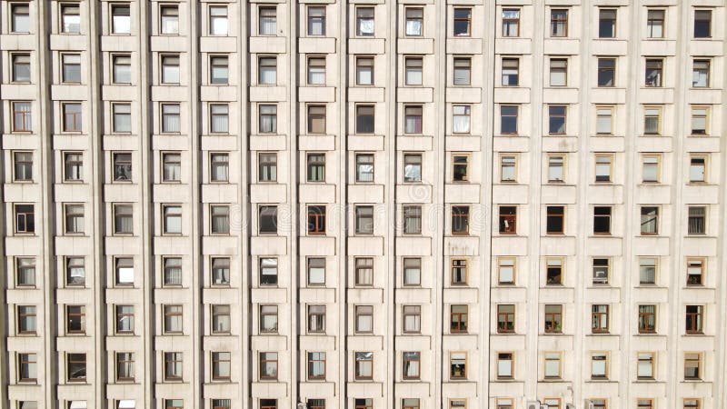 Arquitectura urbana : muchas ventanas de un edificio. movimiento lento