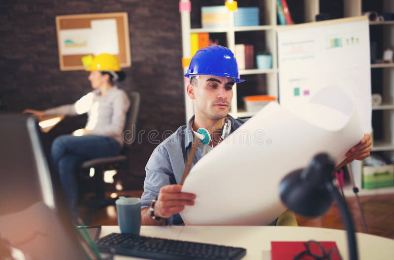Arquiteto masculino que estuda o plano imagem de stock Arquiteto masculino que estuda o plano imagem de stock