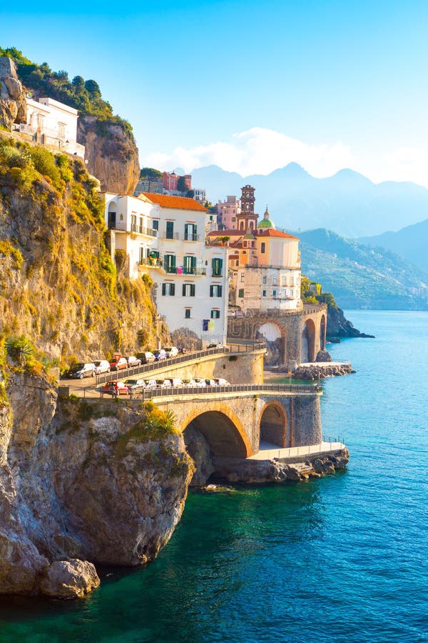 Arquitetura da cidade de Amalfi na linha da costa de mar Mediterrâneo, Itália fotografia de stock Arquitetura da cidade de Amalfi na linha da costa de mar Mediterrâneo, Itália fotografia de stock