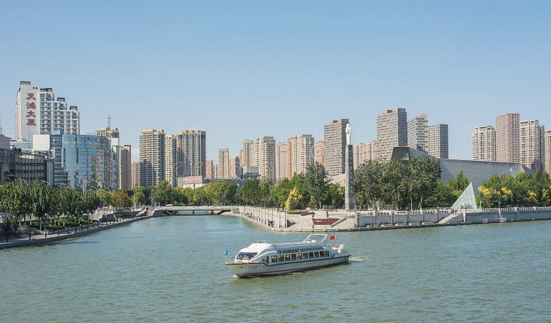 Arquitetura da cidade de Hai ele rio com construções modernas próximo por Tianjin imagem de stock royalty free Arquitetura da cidade de Hai ele rio com construções modernas próximo por Tianjin imagem de stock royalty free