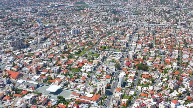 Arquitetura da cidade de Limassol Opinião de ângulo alto na baixa de Limassol