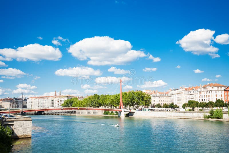Arquitetura da cidade de Lyon com o passadiço do tribunal da entrada foto de stock Arquitetura da cidade de Lyon com o passadiço do tribunal da entrada foto de stock