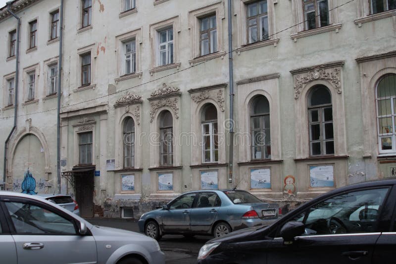 Arquitetura da cidade: fragmentos de casas antigas na rua de Pushkin Moldação e elementos forjados da decoração das construções imagem de stock royalty free Arquitetura da cidade: fragmentos de casas antigas na rua de Pushkin Moldação e elementos forjados da decoração das construções imagem de stock royalty free