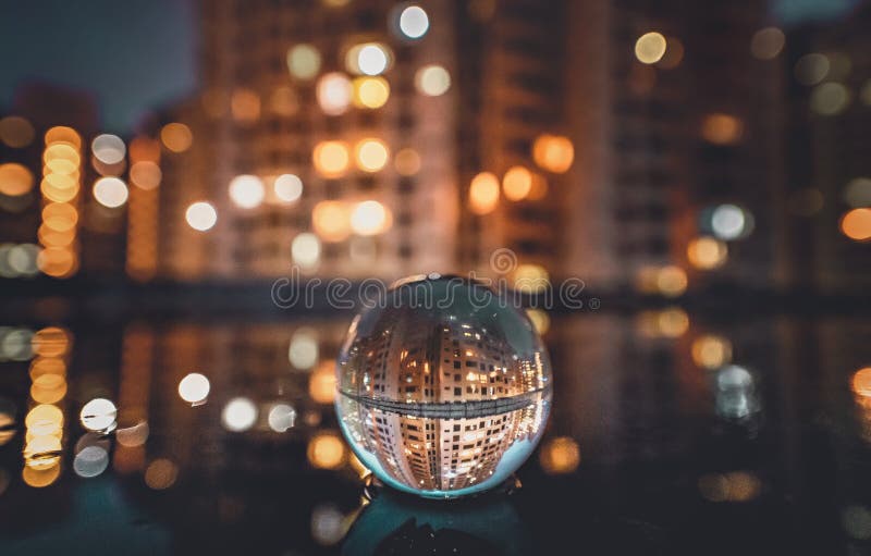 Arquitetura da cidade refletindo da noite da bola de cristal imagens de stock Arquitetura da cidade refletindo da noite da bola de cristal imagens de stock