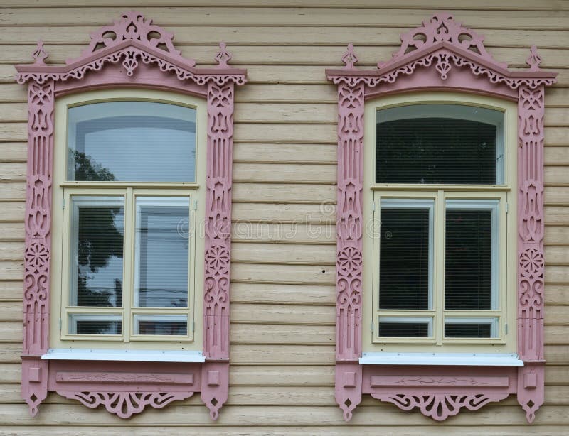 Arquitetura da herança Platbands de madeira nas propriedades 2 foto de stock