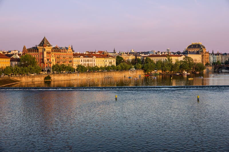 Arquitetura de Praga, opinião do rio, República Checa foto de stock