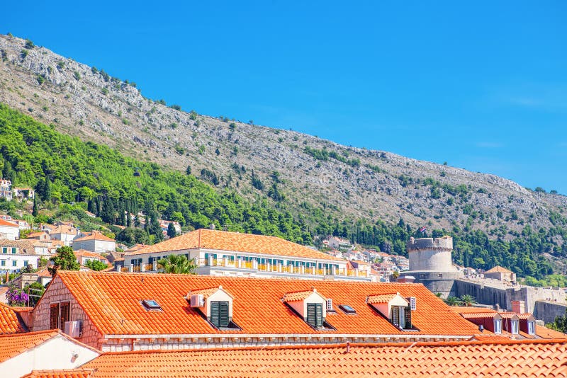 Arquitetura e montanha em Dubrovnik imagens de stock royalty free Arquitetura e montanha em Dubrovnik imagens de stock royalty free