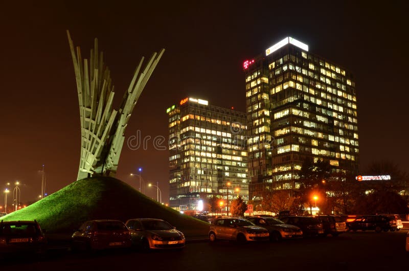 Arquitetura moderna de Bucareste na noite imagens de stock Arquitetura moderna de Bucareste na noite imagens de stock